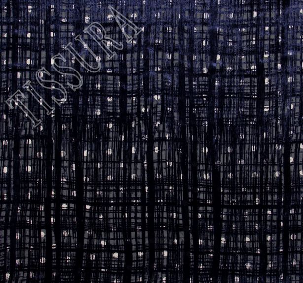 Двухсторонняя бархатная ткань украшена узором деворе в клетку и гороховым принтом на черной основе #3