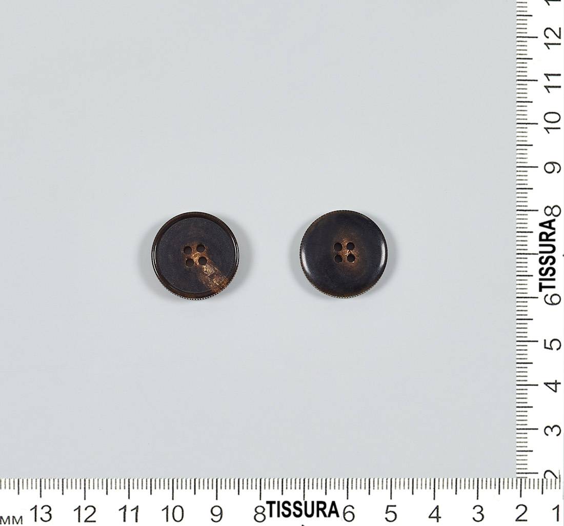 Пуговица на 4 прокола из натурального рога, блестящая, рифленый гурт. Цвет темно-коричневый в наличии