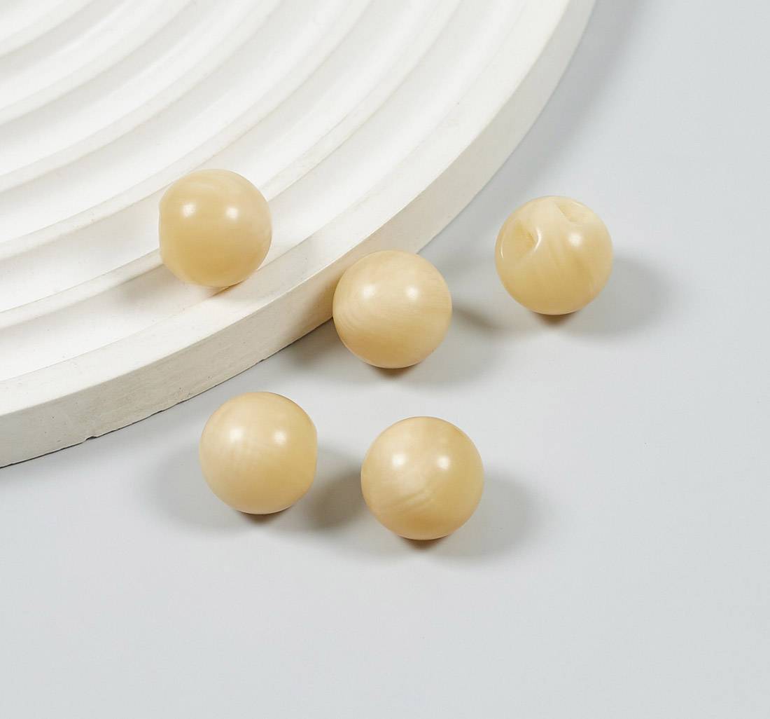 Пуговица пластмассовая, блестящая, шар с ушком, имитация натурального рога. Цвет бежевый в наличии