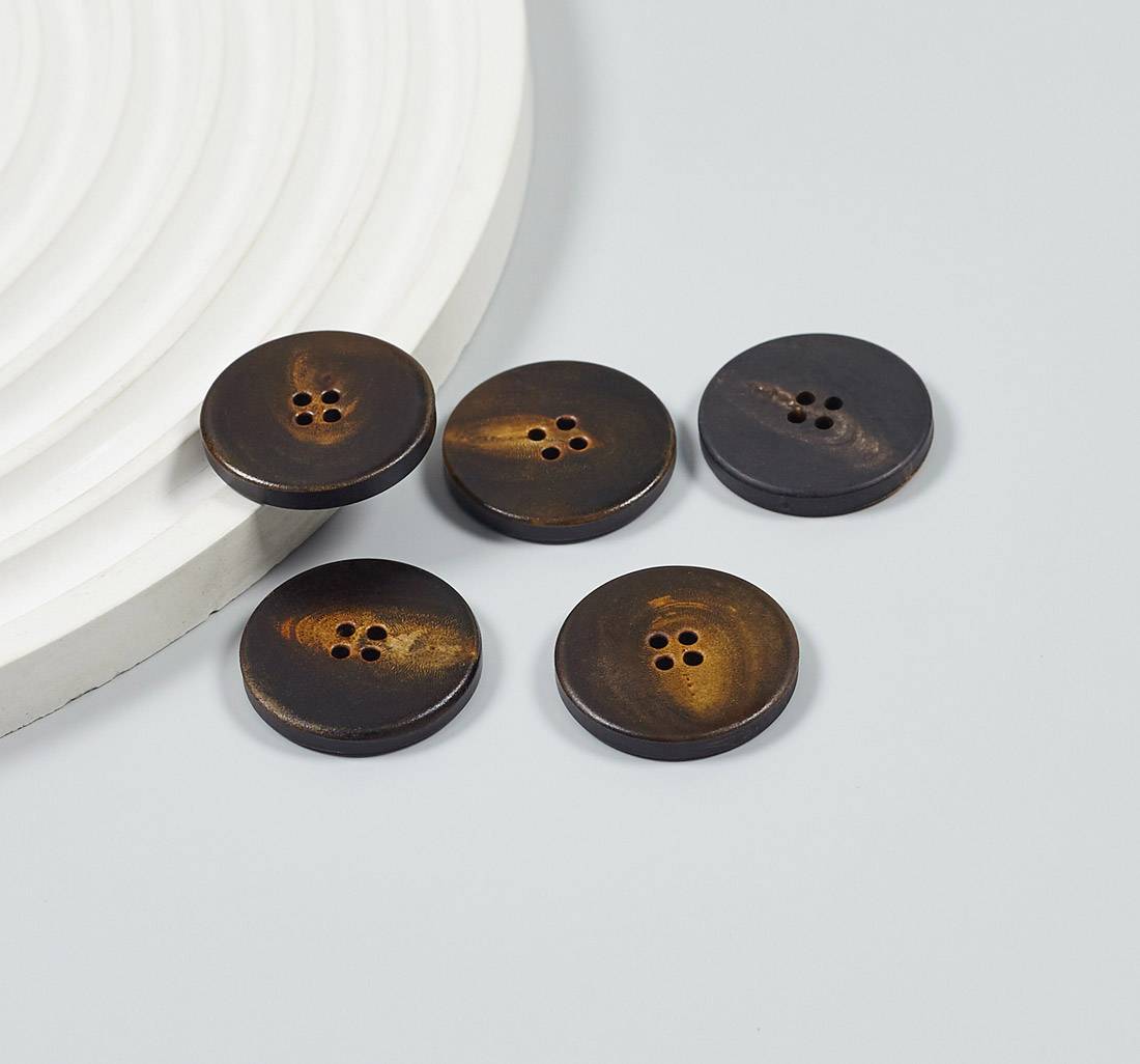 Пуговица на 4 прокола из натурального рога, глянцевая. Цвет коричневый в наличии
