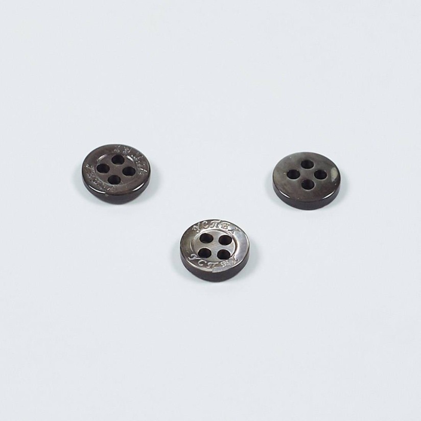 Пуговица перламутровая на 4 прокола жемчужно-серого оттенка с выгравированным словом "Успех" на лицевой стороне в наличии