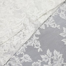 Широкая хлопковая тесьма из лионского кружева с узором из цветочных композиций оттенка «слоновая кость» в наличии