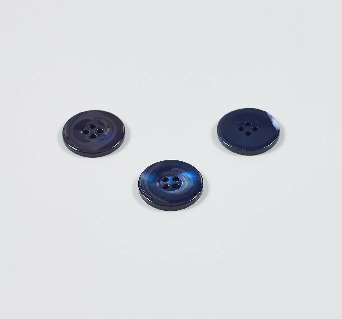 Пуговица перламутровая (трокас) на 4 прокола. Цвет темно-синий в наличии