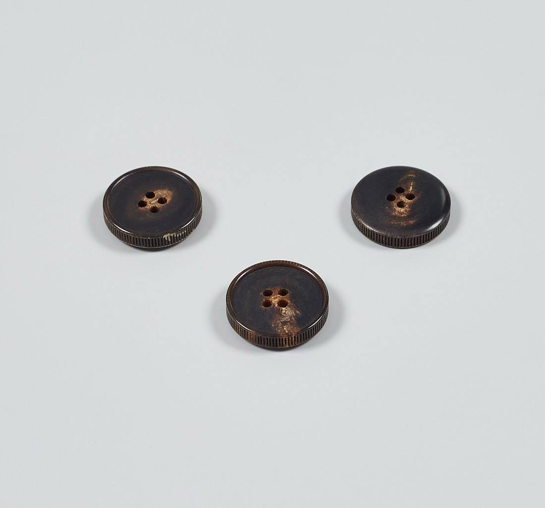 Пуговица на 4 прокола из натурального рога, блестящая, рифленый гурт. Цвет темно-коричневый в наличии