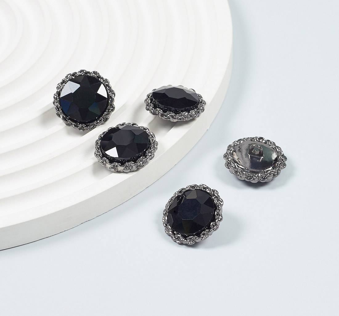 Пуговица из темного металла на ножке с крупным черным кристаллом Swarovski в наличии