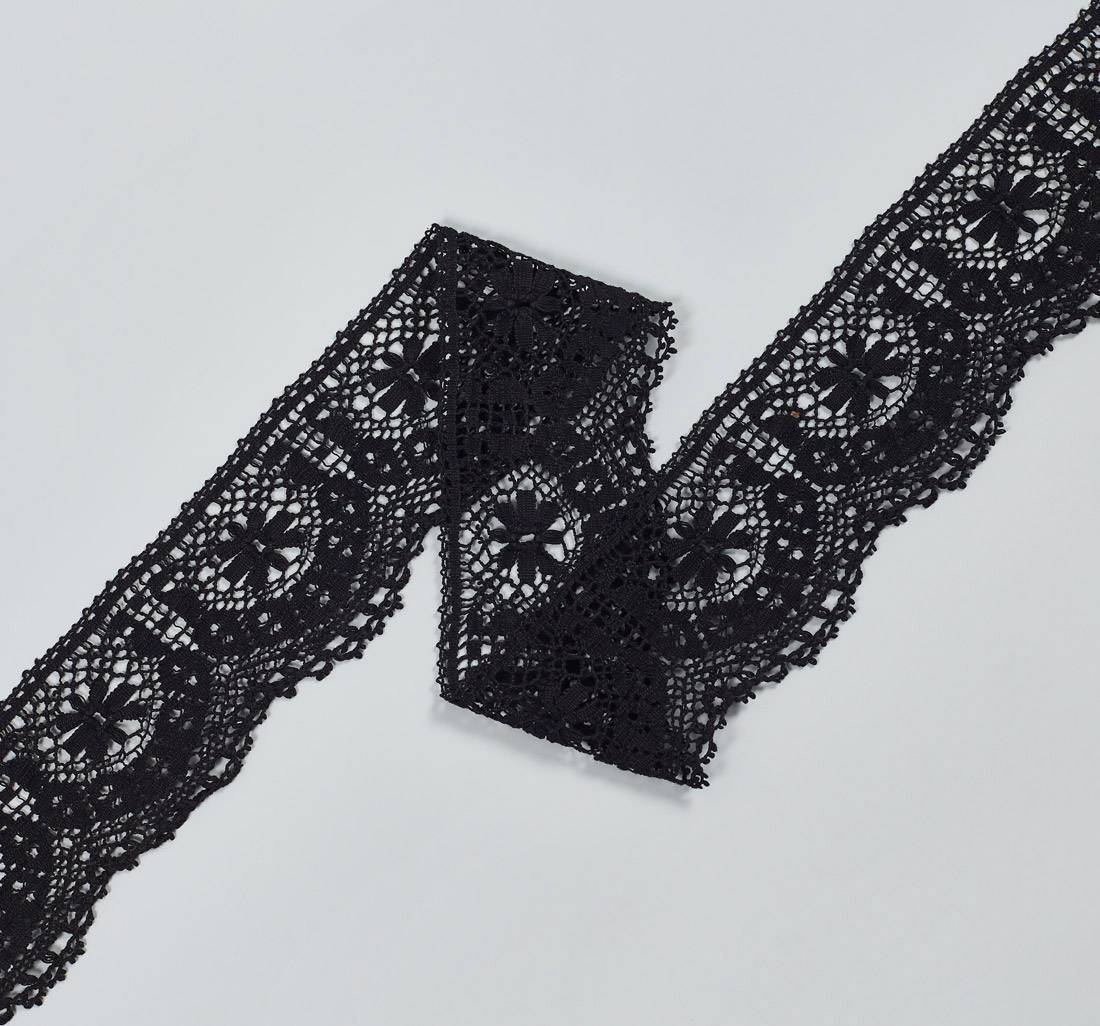 Тесьма кружевная из хлопка. Стилизованные цветы-звездочки. Фестоны по краю. Цвет черный в наличии