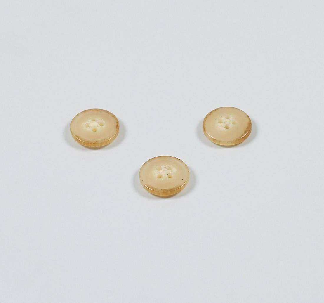 Пуговица из карбамидной смолы на 4 прокола, матовая, имитация натурального рога. Цвет бежевый в наличии