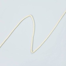 Шнур плетеный из искусственной кожи молочного оттенка в наличии