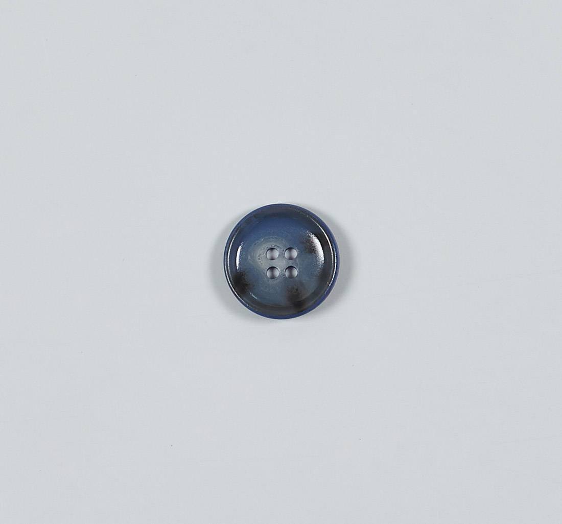 Пуговица пластмассовая на 4 прокола. Имитация натурального рога буйвола. Цвет синий в наличии