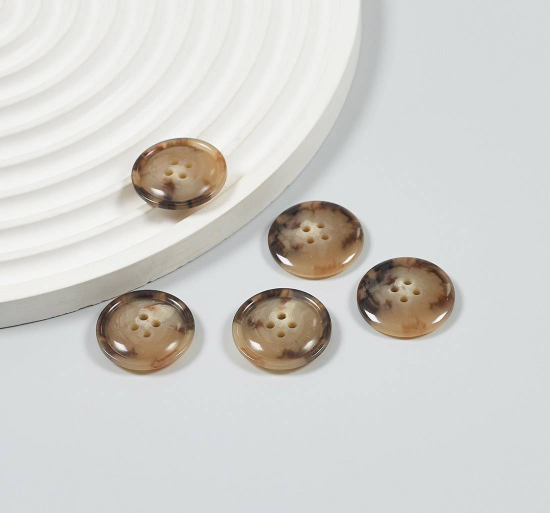 Пуговица из карбамидной смолы на 4 прокола, блестящая, имитация натурального рога. Цвет коричневый в наличии