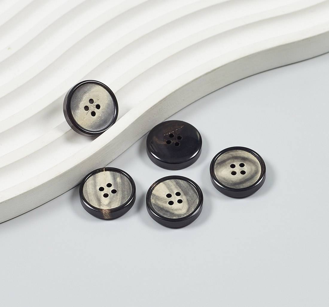 Пуговица на 4 прокола из натурального рога, блестящая серо-графитовая с черным ободком в наличии