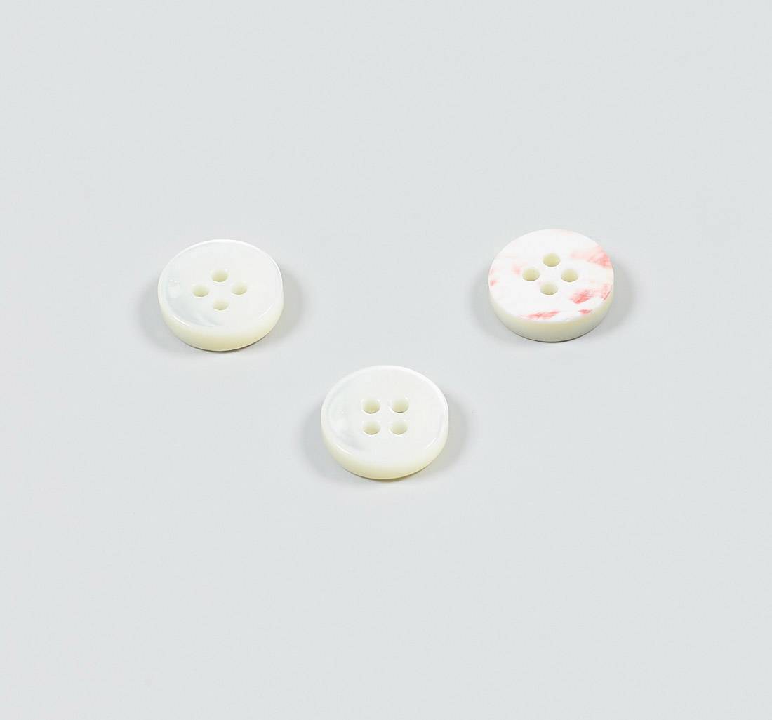 Пуговица перламутровая (трокас), блестящая, на 4 прокола. Цвет белый в наличии