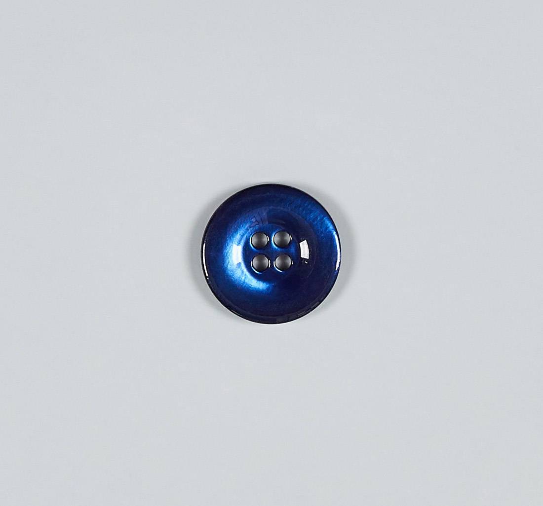 Пуговица перламутровая (трокас) на 4 прокола. Цвет темно-синий в наличии