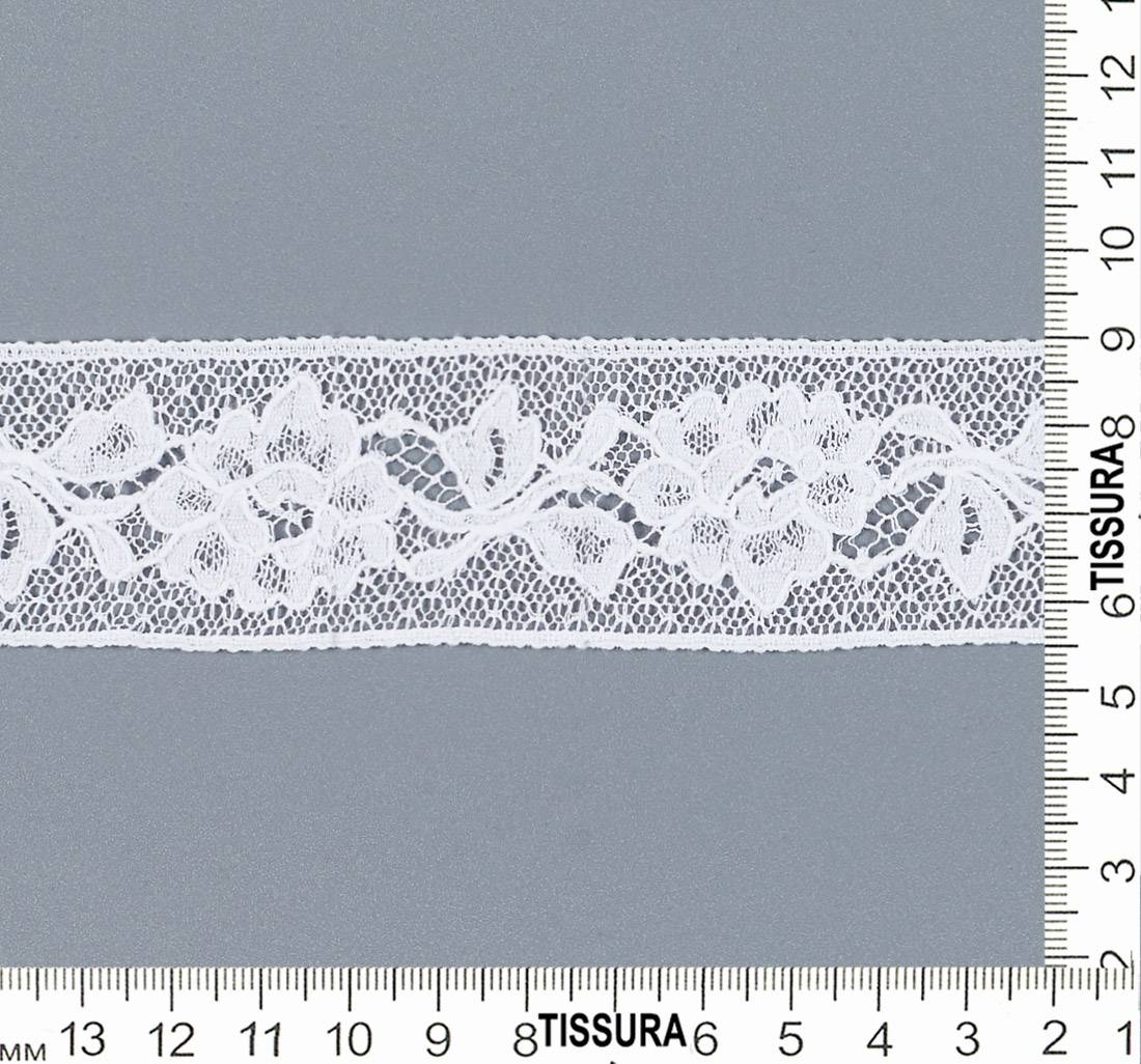 Тесьма кружевная из хлопка. Распустившиеся цветы и пышные листья. Цвет белый в наличии