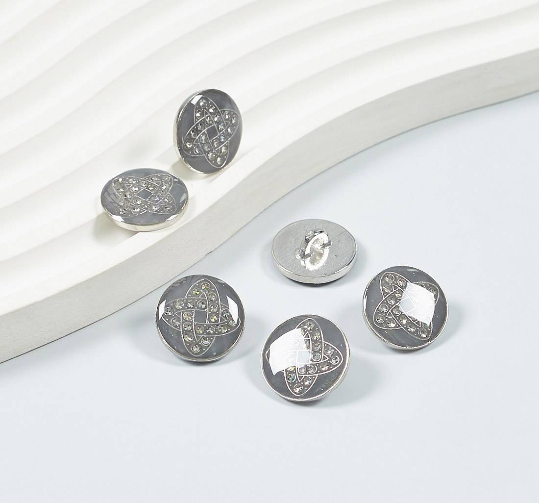 Пуговица металлическая круглая на ножке. Декор "Узел Соломона", стразы Swarovski, эмалевое покрытие. Цвет серебро/серый в наличии
