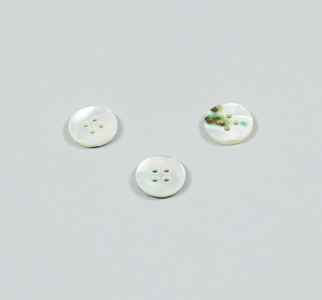 Пуговица перламутровая, блестящая на 4 прокола. Цвет белый в наличии
