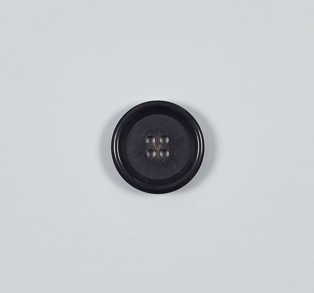Пуговица из натурального рога, глянцевая. Цвет черный в наличии