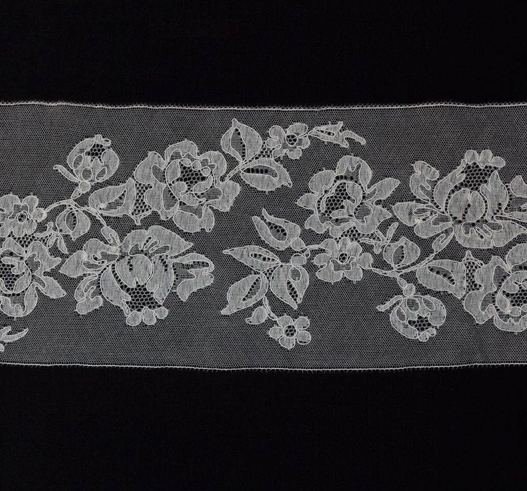 Тесьма кружевная в наличии