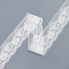 Тесьма кордовая кружевная из хлопка белого цвета с растительным орнаментом с фестонами по краю в наличии