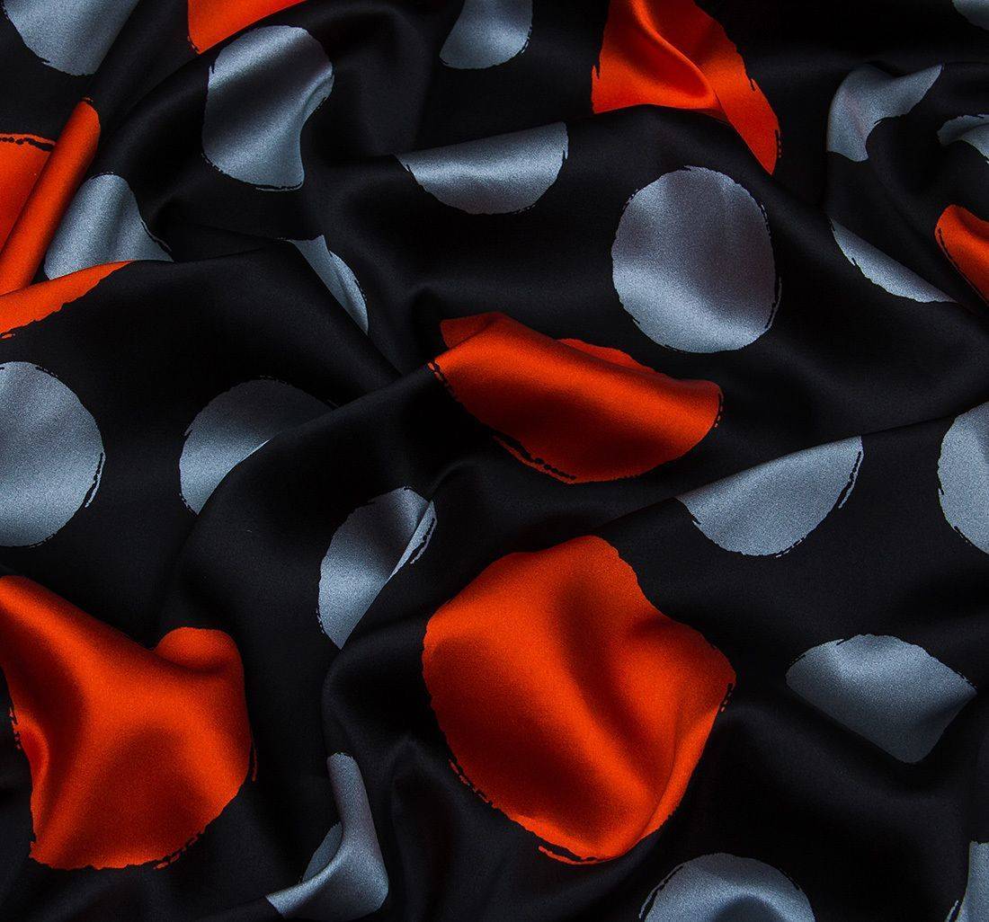 Атлас-стрейч в горох в наличии