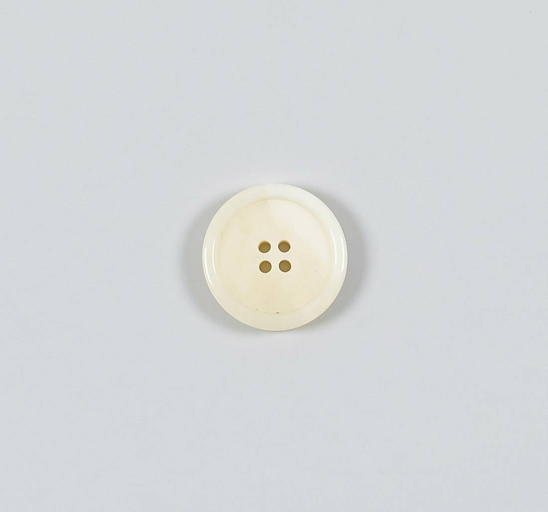 Пуговица на 4 прокола, костяная, блестящая. Цвет "слоновая кость" в наличии