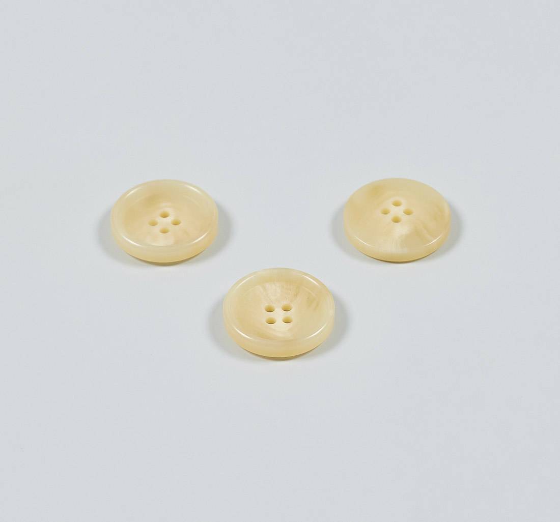 Пуговица пластмассовая на 4 прокола. Имитация натурального рога. Цвет бежевый в наличии