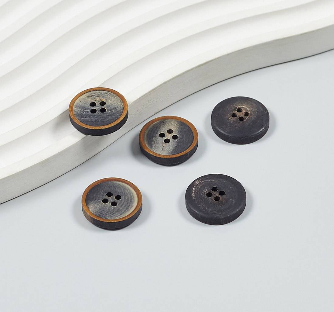 Пуговица матовая серо-графитового оттенка с разводами с коричневым ободком на 4 прокола из натурального рога в наличии