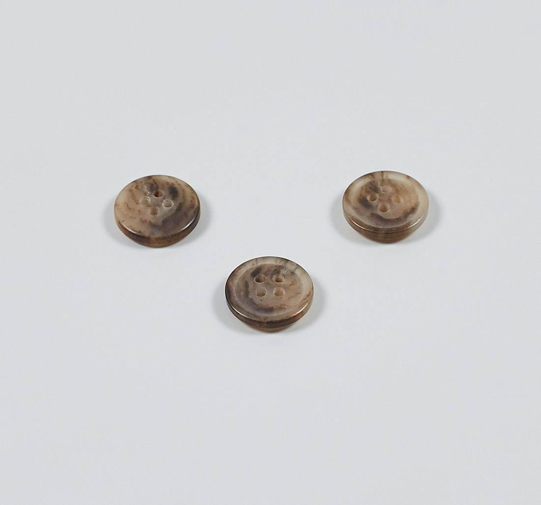 Пуговица из карбамидной смолы на 4 прокола, матовая, имитация натурального рога. Цвет светло-коричневый в наличии