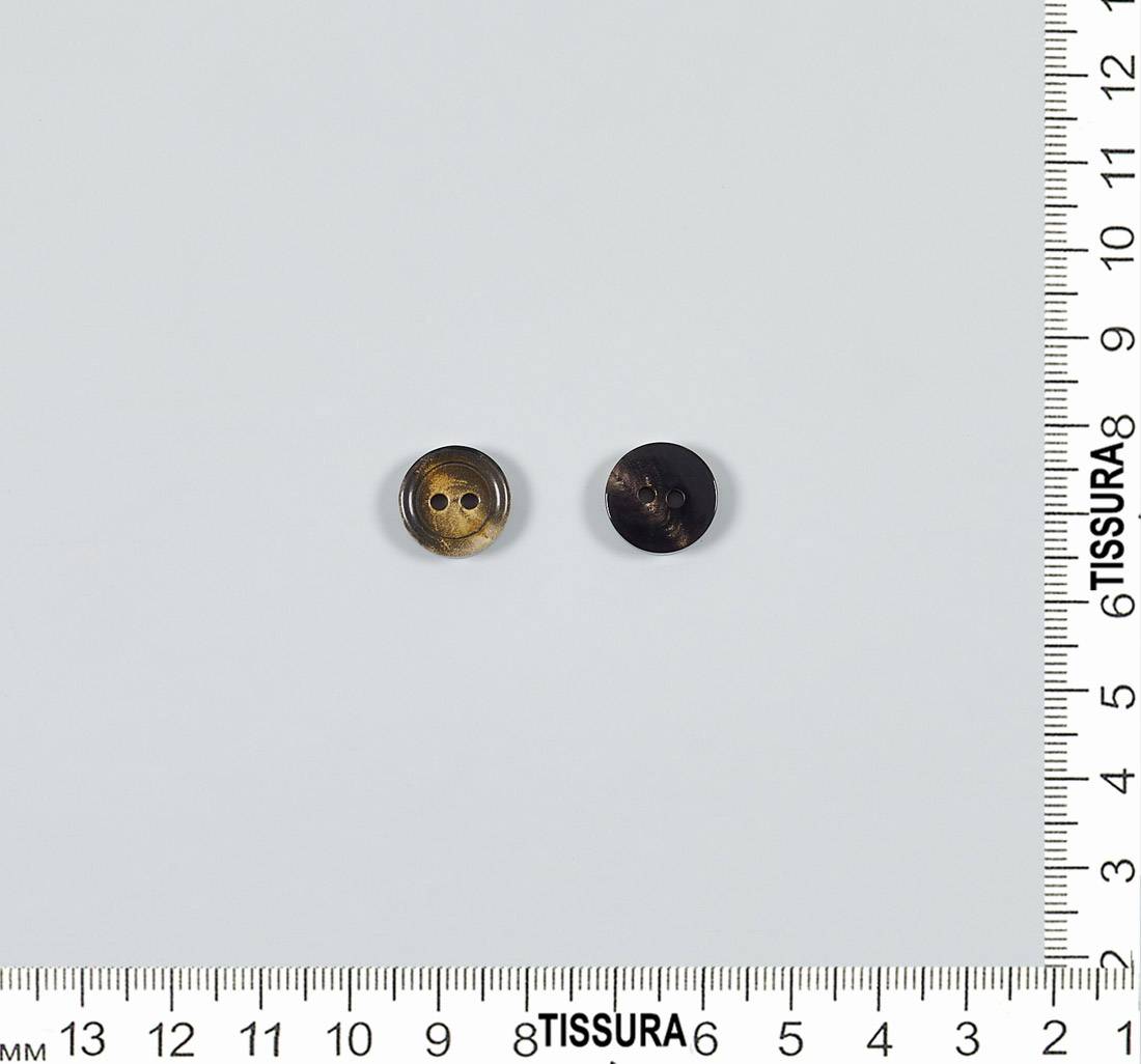 Пуговица на 2 прокола из натурального рога, блестящая. Цвет коричневый в наличии