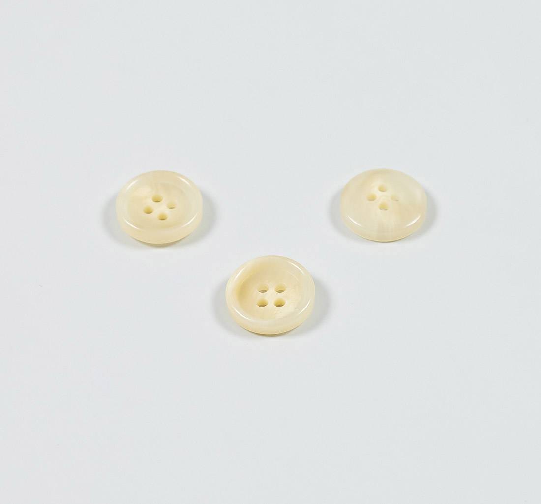 Пуговица пластмассовая на 4 прокола. Имитация натурального рога. Цвет бежевый в наличии