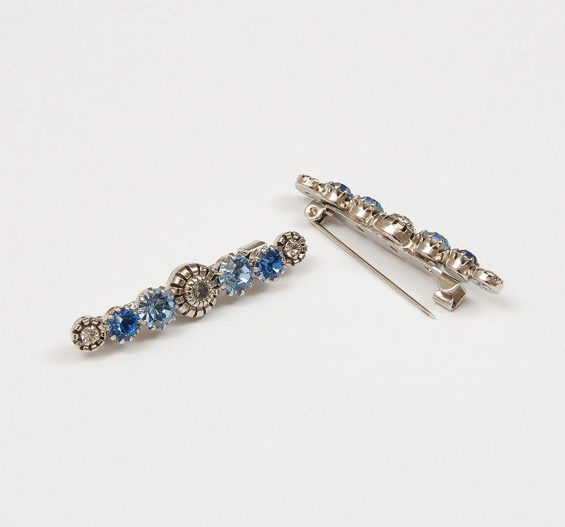 Булавка-брошь металлическая со стразами. Цвет металла: никель. Цвет страз в ассортименте. Размер 50мм в наличии