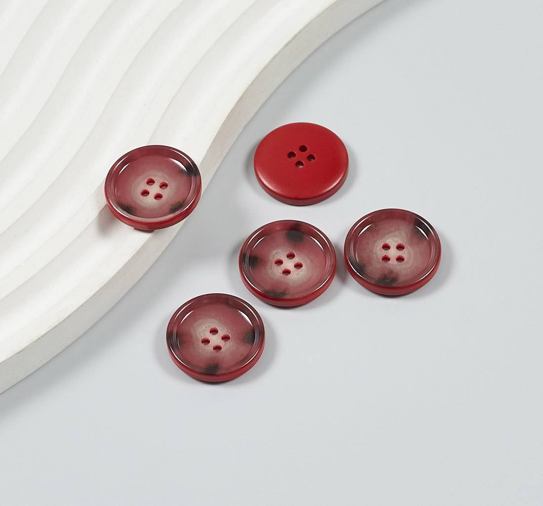 Пуговица пластмассовая на 4 прокола. Имитация натурального рога буйвола. Цвет красный в наличии