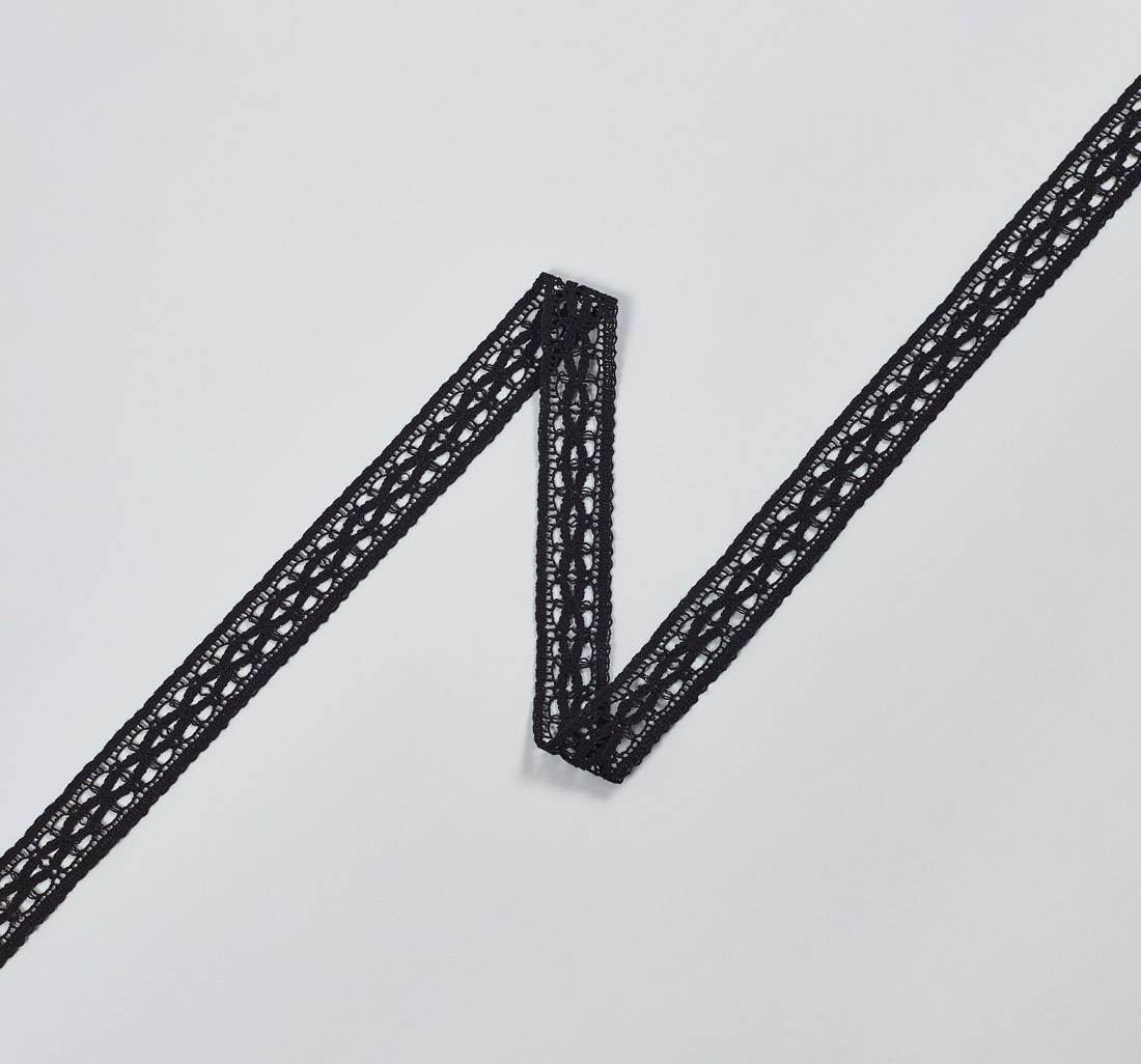 Тесьма кружевная из хлопка. Геометрический узор — крестообразные элементы. Цвет черный в наличии