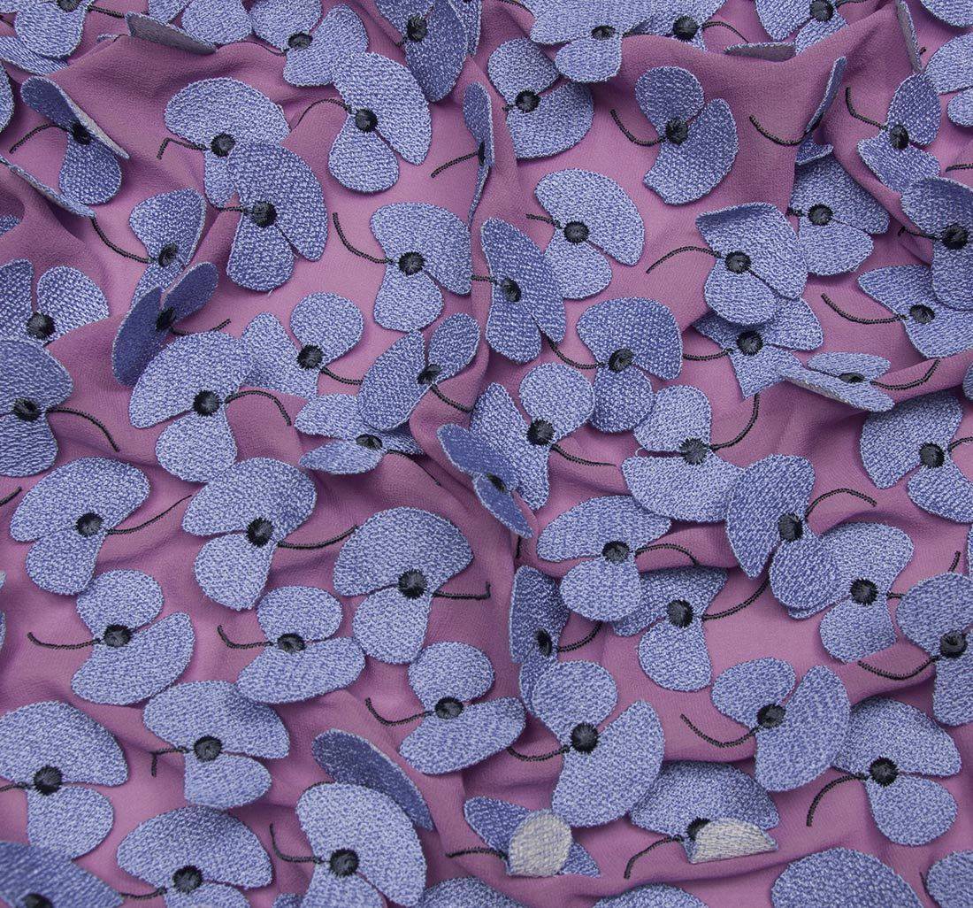 Ткань вышитая, украшенная хлопчатобумажными аппликациями в технике "суперналожение". Цвет основы: сереневый. Цвет вышовки: голубой. в наличии