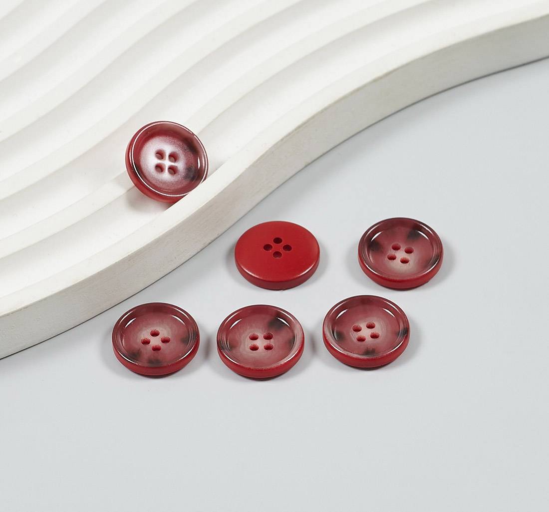 Пуговица пластмассовая на 4 прокола. Имитация натурального рога буйвола. Цвет красный в наличии