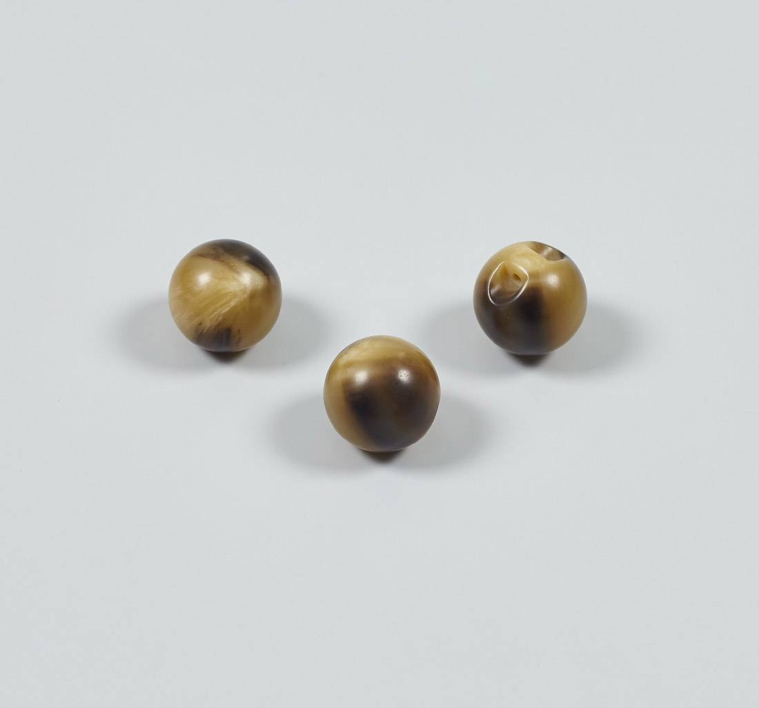 Пуговица пластмассовая, блестящая, шар с ушком, имитация натурального рога. Цвет светло-коричневый в наличии