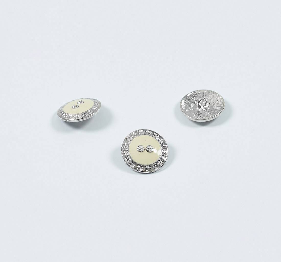Пуговица металлическая на ножке, декорированная эмалью и кристаллами Swarovski. Цвет серебро/слоновая кость в наличии