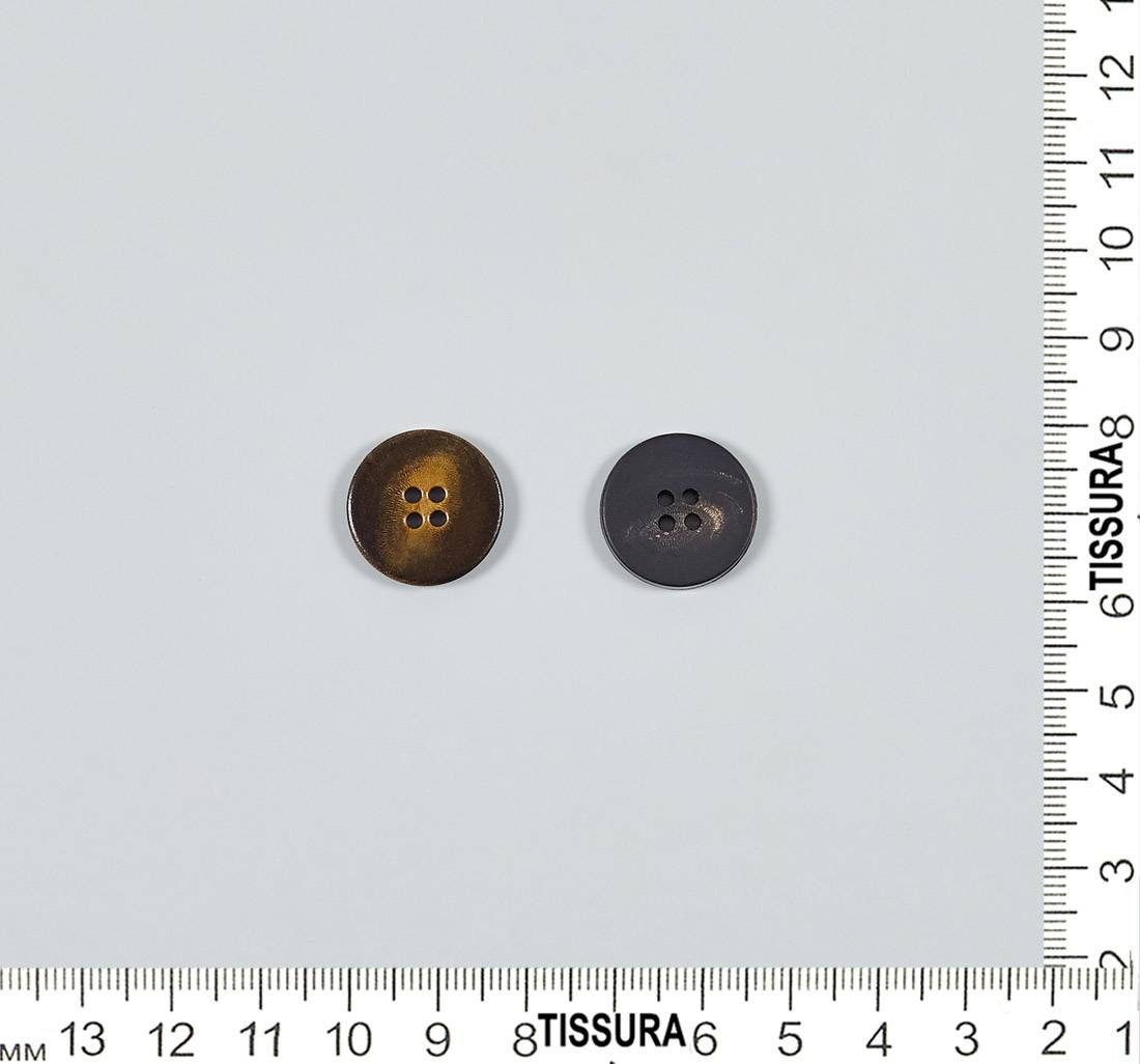 Пуговица на 4 прокола из натурального рога, глянцевая. Цвет коричневый в наличии