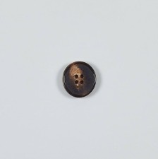 Пуговица на 4 прокола из натурального рога, блестящая, рифленый гурт. Цвет темно-коричневый в наличии