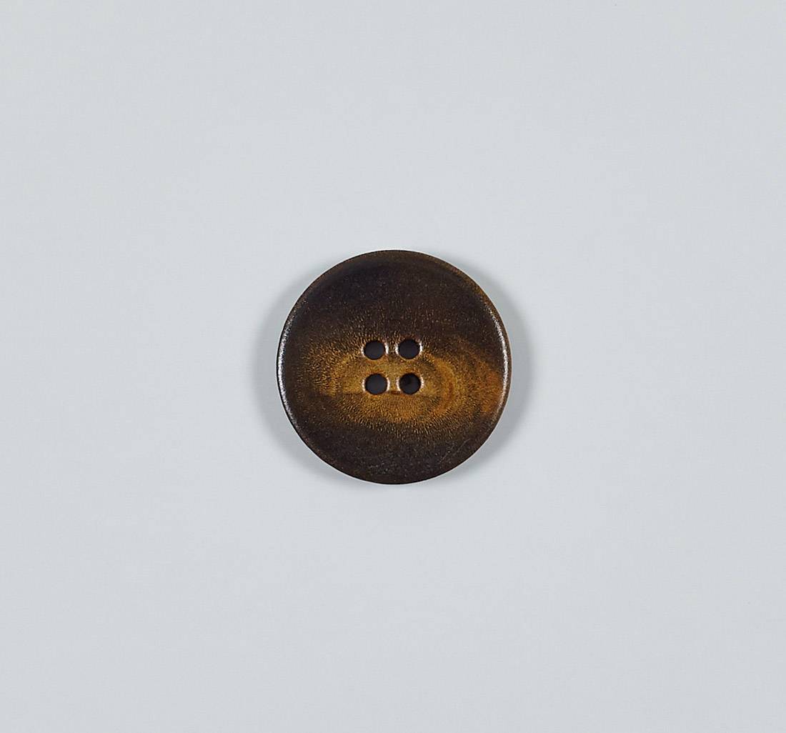 Пуговица на 4 прокола из натурального рога, глянцевая. Цвет коричневый в наличии