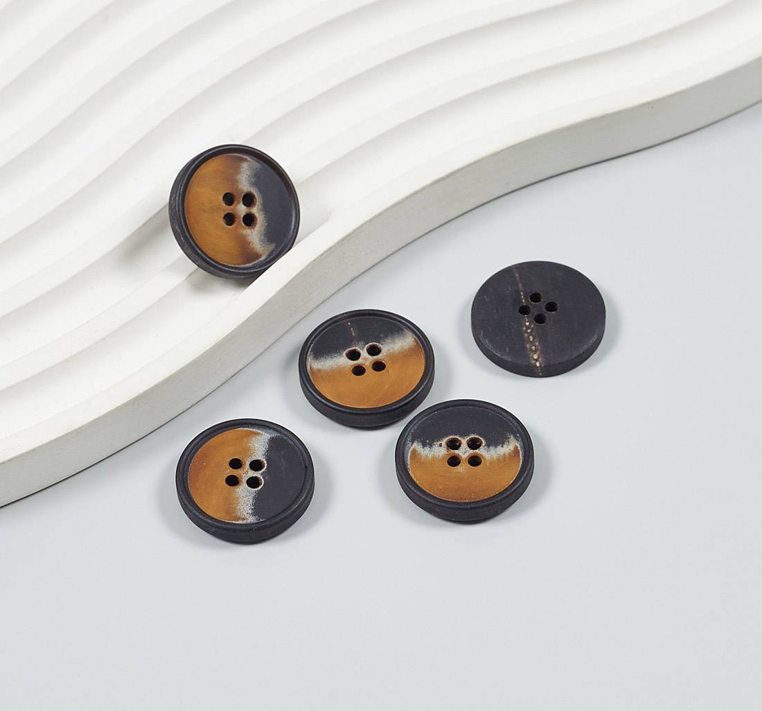 Пуговица на 4 прокола из натурального рога, матовая, наполовину — коричневая, наполовину — темно-серая в наличии