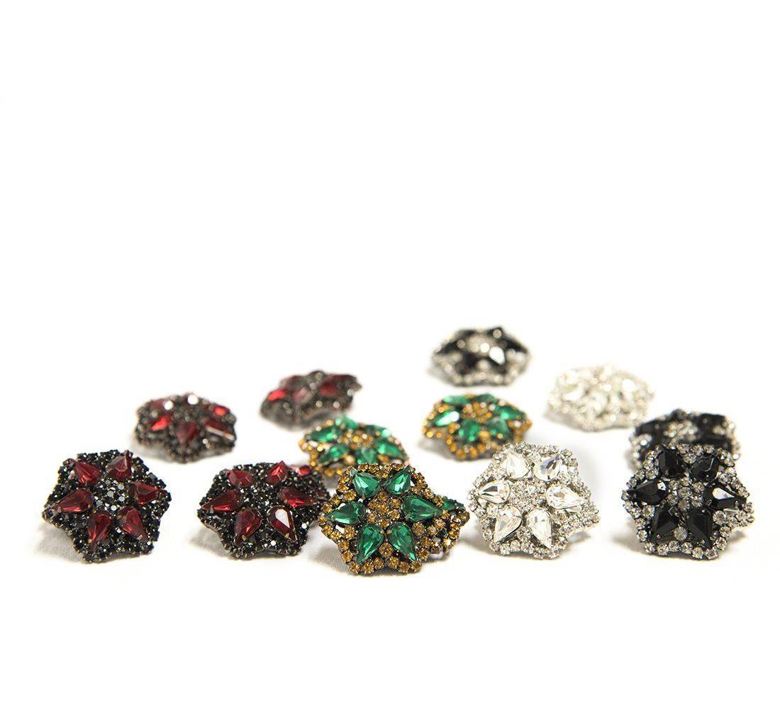 Пуговица со стразами в наличии