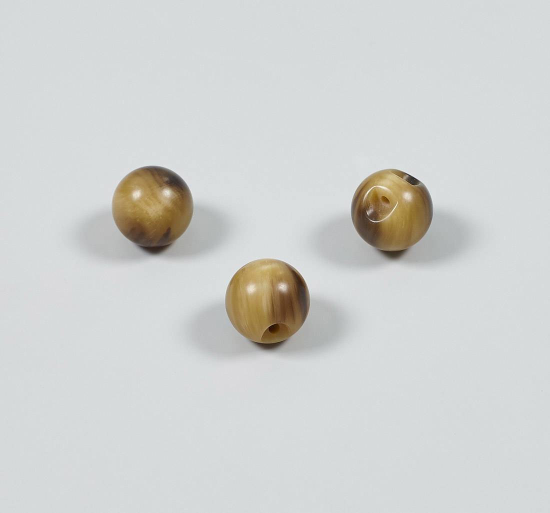 Пуговица пластмассовая, блестящая,  шар с ушком, имитация натурального рога. Цвет светло-коричневый в наличии