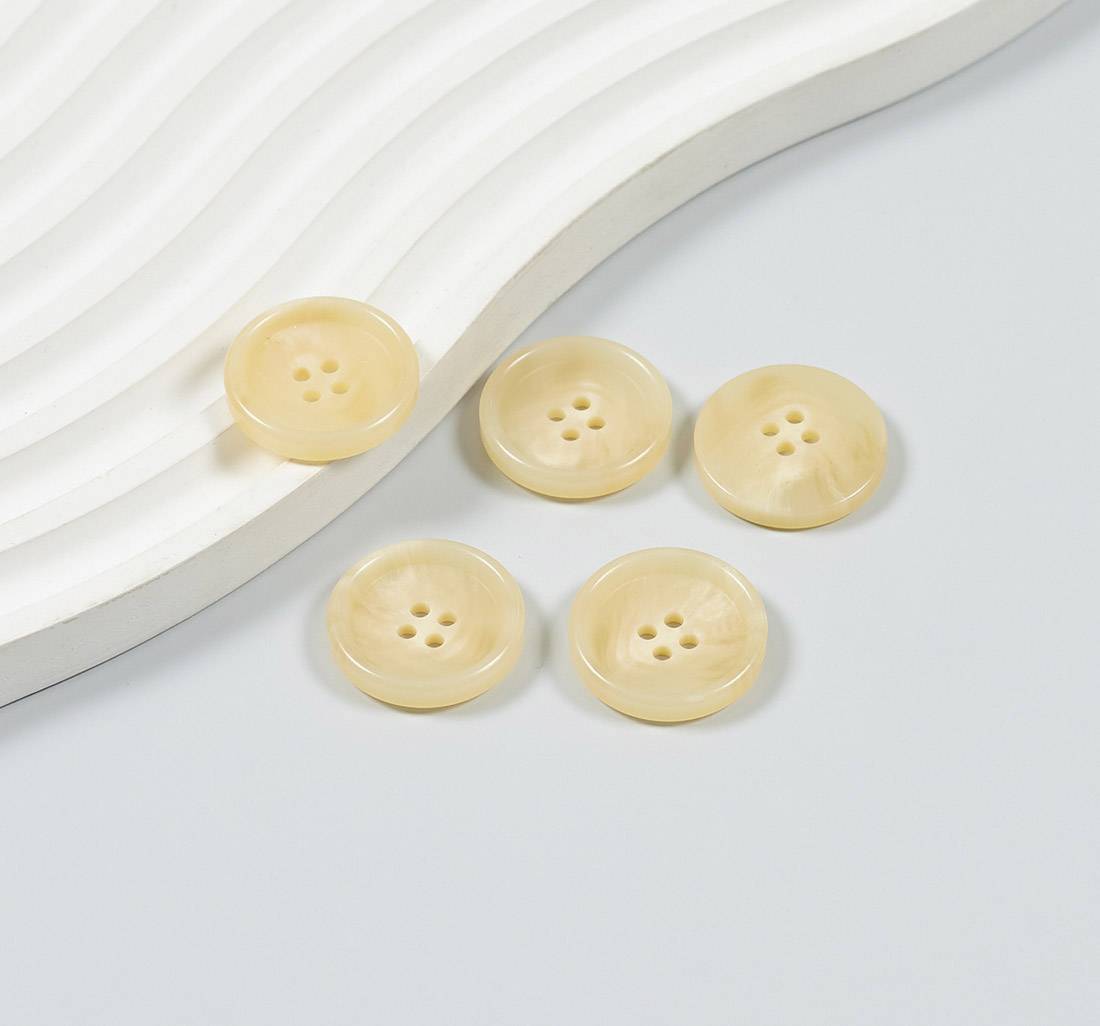 Пуговица пластмассовая на 4 прокола. Имитация натурального рога. Цвет бежевый в наличии