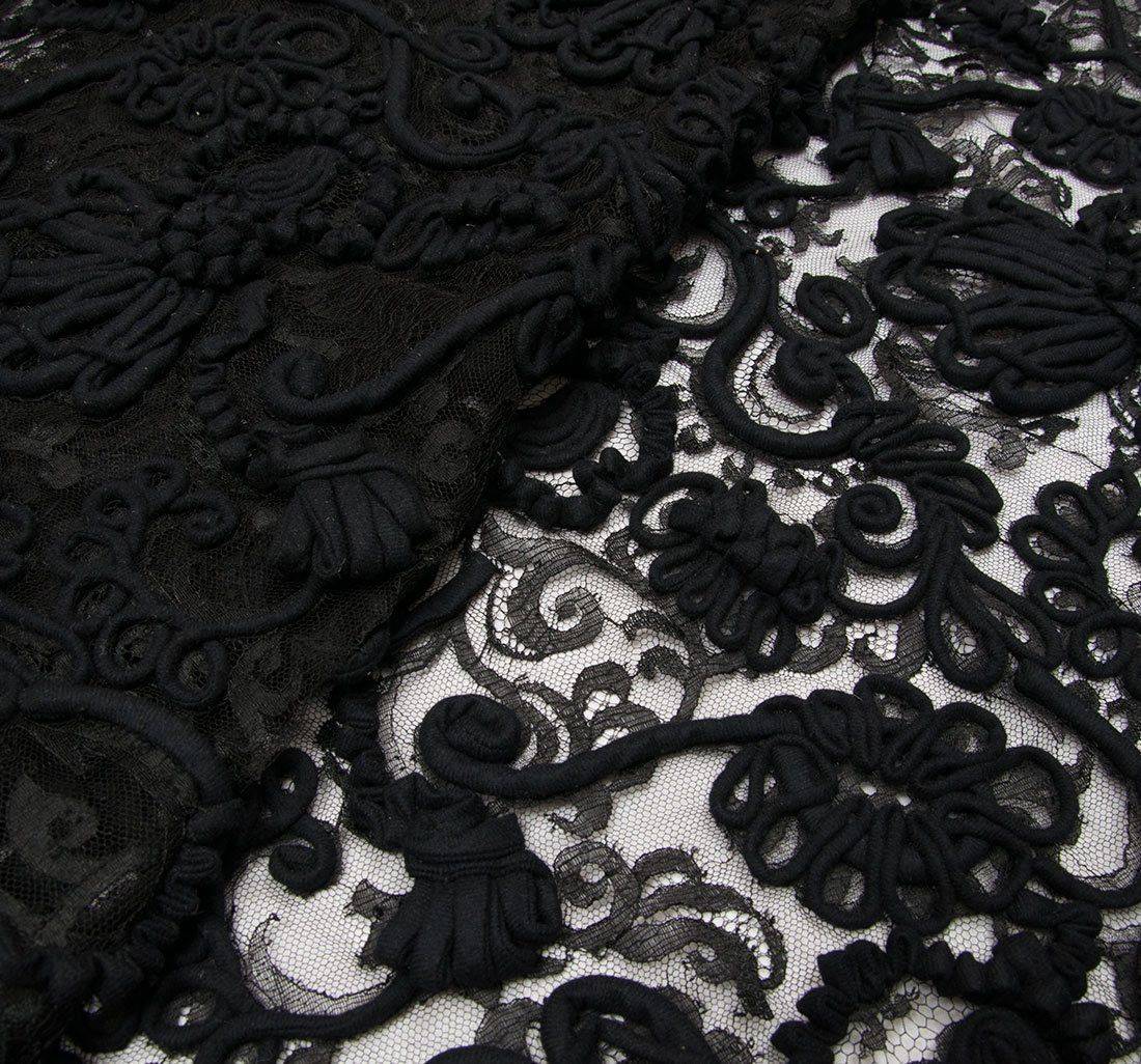 Ткань Кружево расшитое шнуром из полиамида Основа: кружево из искусственного шелка Цвет: черный. Цвет отделочного шнура: черный в наличии