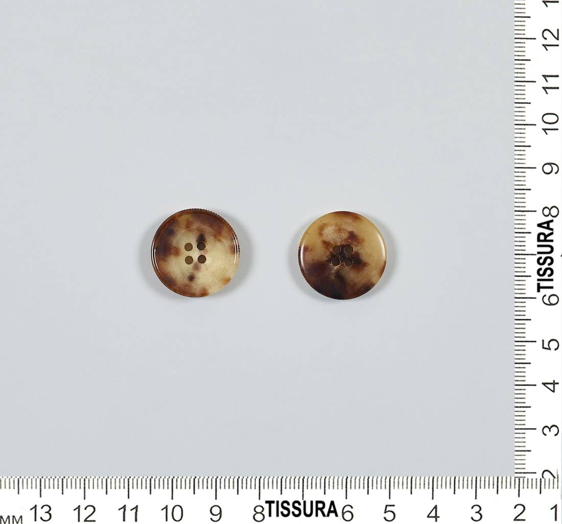 Пуговица на 4 прокола из натурального рога, блестящая, рифленый гурт. Цвет светло-коричневый в наличии
