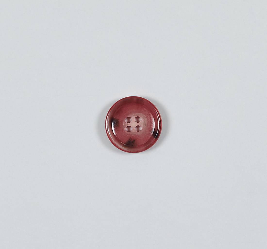 Пуговица пластмассовая на 4 прокола. Имитация натурального рога буйвола. Цвет красный в наличии