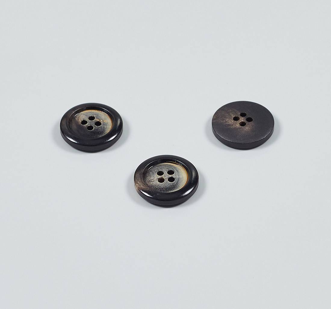 Пуговица на 4 прокола из натурального рога, глянцевая. Цвет коричневый в наличии