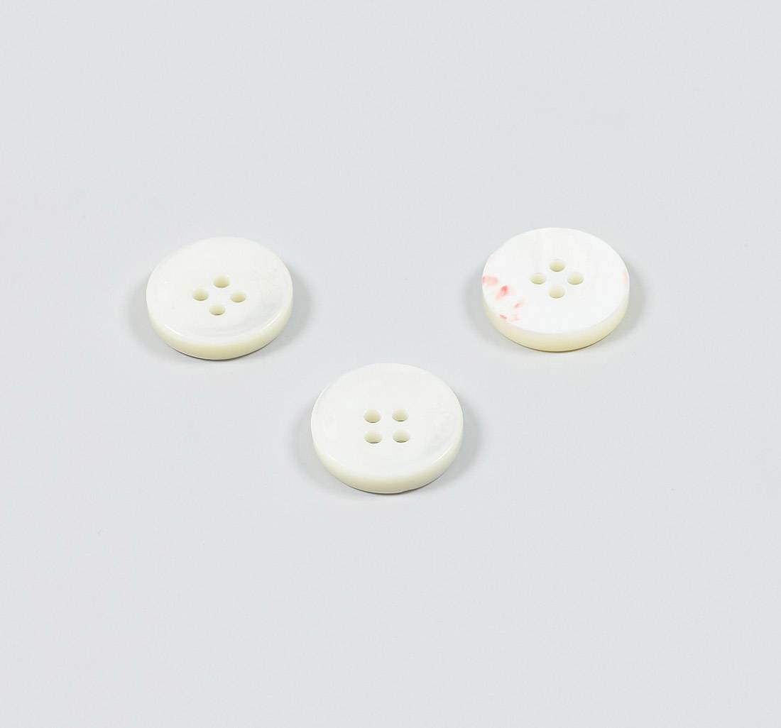 Пуговица перламутровая (трокас), блестящая, на 4 прокола, матовая. Цвет белый в наличии