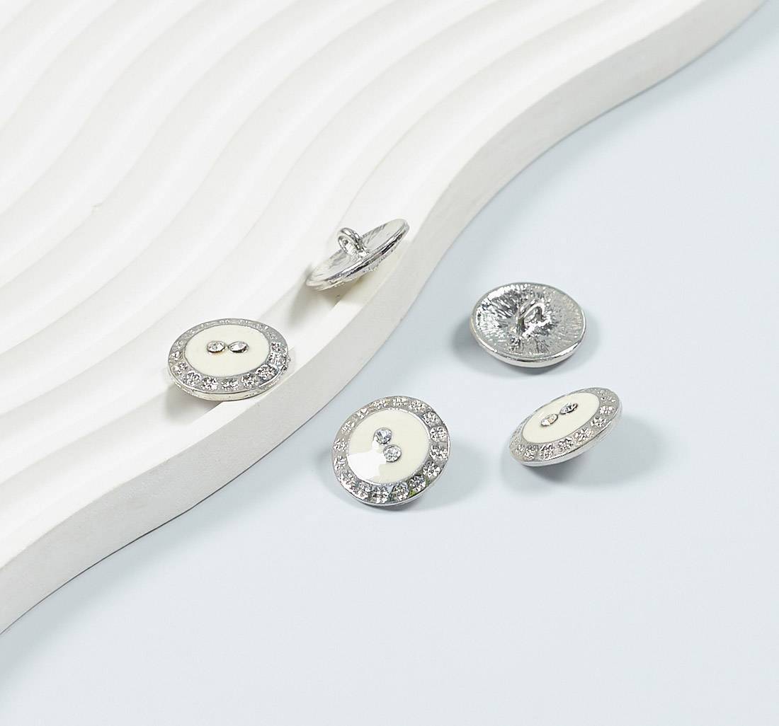 Пуговица металлическая на ножке, декорированная эмалью и кристаллами Swarovski. Цвет серебро/белый в наличии